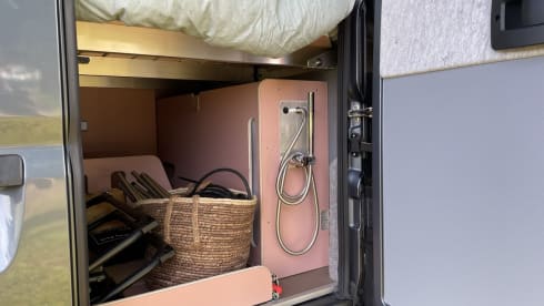 Roze Roadtripper – Camping-car bus modulable pour 4 personnes 