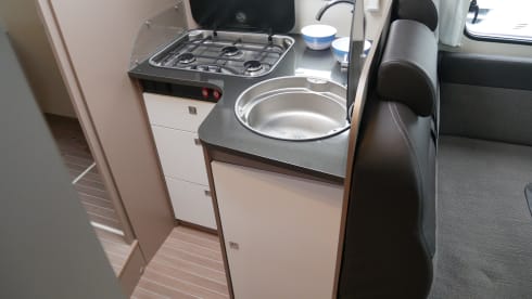 Etrusco T740, Queens- and pull-down bed, 4 sleeping- 4 seats.