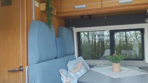 Gezellige en compacte 2p-Fiat Ducato, met airco. 