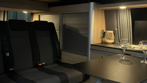 Lekkercamperen – 4-sitziger Volkswagen-Bus aus dem Jahr 2015