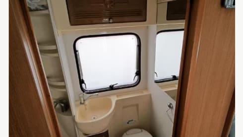 Nice 6-person alcove camper for rent