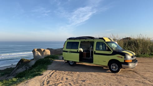 Crazy Yellow Chevy Van per andare tutti "Off Grid".