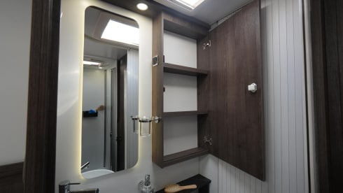 Location de camping-car semi-intégré de luxe Benimar – automatique – 5 places – 2026