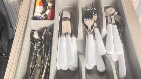 Vanellope – Maak kennis met Vanellope – een moderne VW T6.1 campervan (2020), voldoet aan de ULEZ-normen en biedt slaapgelegenheid voor 4 personen.