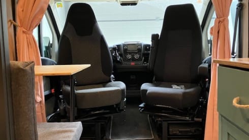 Heunie 2 – Lovely campervan from 2016 with 2 lengthways beds