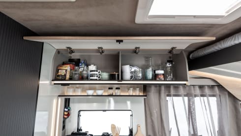 2026 4P McLouis 870+roof air conditioning, automatic 180 hp, bicycle rack, LPG, underfloor heating 