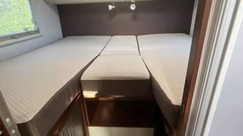 SilverBird – luxurious Adria Matrix 670SL - Located 10mins from Heathrow Airport