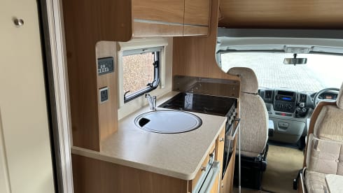 Jeffy – Jeffy – Low-Mileage, Fully Stocked Motorhome, Sleeps 6 Including Insurance!