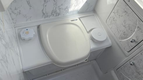 Cozy 4 person camper LMC Fiat Ducato alcove