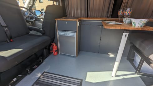 Black Beauty – 4 berth 4WD Automatic VW Transporter