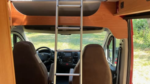 Nice bus camper, with lifting roof.