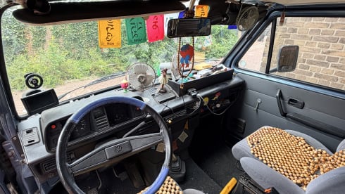 Kamper Barry – 4-person Volkswagen campervan from 1984