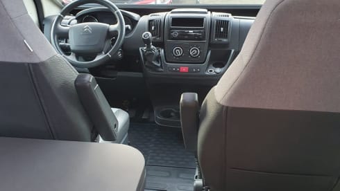 Enjoy our compact, young and luxurious camper (2021)