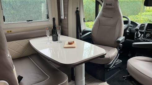 Tweede thuis op wielen. – New 4p Fiat semi-integrated motorhome from 2023