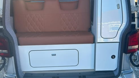 Tommie – 4 person VW, near Airport & major motorways! LWB, PopTop roof + loads more!