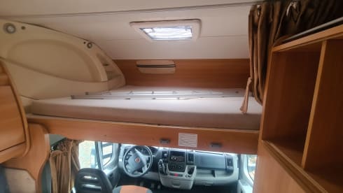 Beautiful 6 pers. + 2 * air conditioning Challenger Alcove motorhome