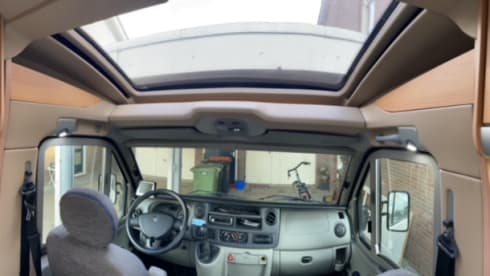 Halbintegrierter Camper von Knaus für 3 Personen