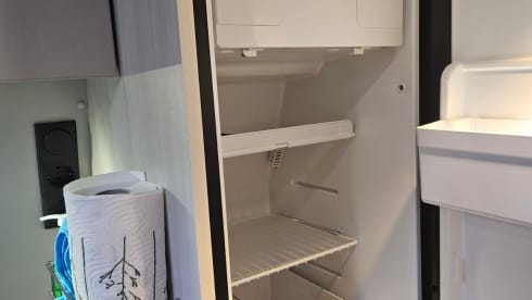 Black Beauty – Kingsize fixed length beds, 2p camper complete
