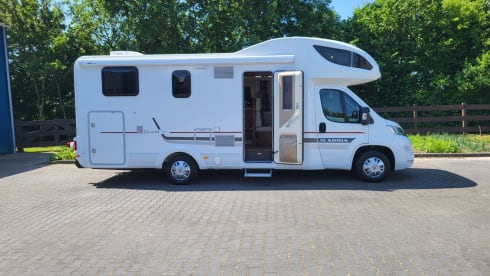 XL 670 SL – Very spacious Adria alcove camper with air conditioning