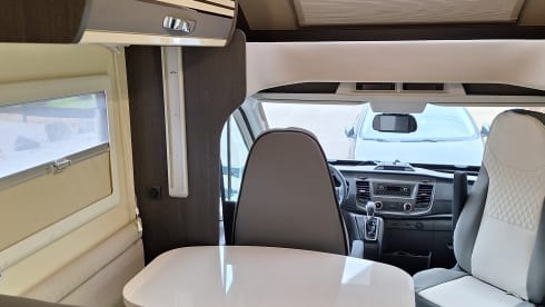 Madame Ooievaar – 5p Ford semi-integrated from 2024