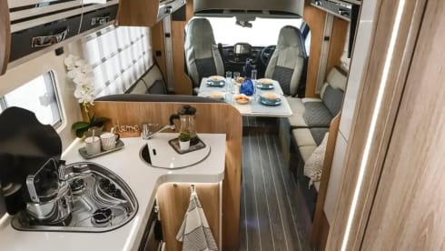 Mount Everest – BRAND NEW 6 Berth Roller Team Auto-Roller 707 (2025) Manual