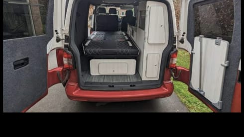 Candycane – 5 berth Volkswagen campervan from 2015