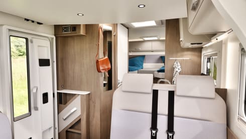JustCamper  – NEW MY2026 Carado 328 semi-integrated Automatic 2 - 5 pers. 
