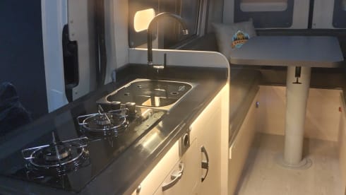 B.a.  – 2p VW Crafter bus uit 2014