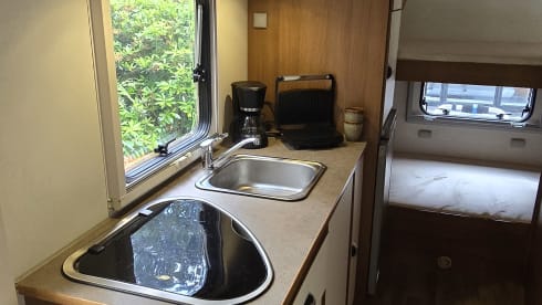 New spacious alcove camper with 7 sleeping places and air conditioning in the house.