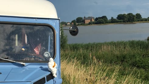 Feel good trip in retro Citroen HY - ultimate relaxation with character