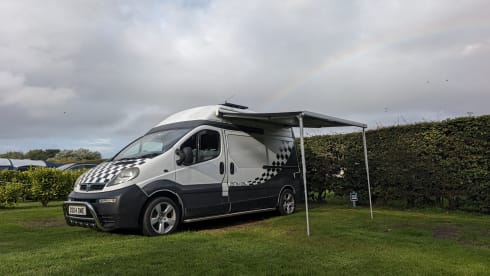 VIV – Geruite campervan met 2 slaapplaatsen uit 2004