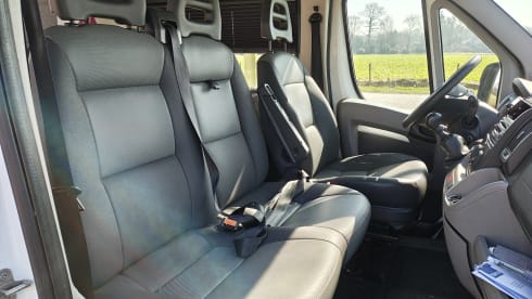2p Peugeot bus uit 2008