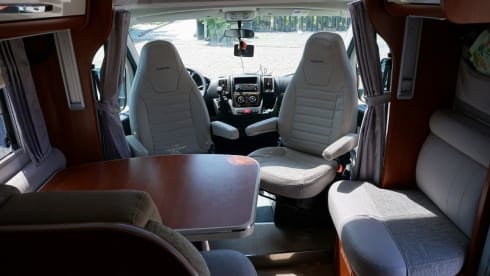 Casa Viaggio – Spacious Hobby Alcove Family Camper with fixed bunk bed