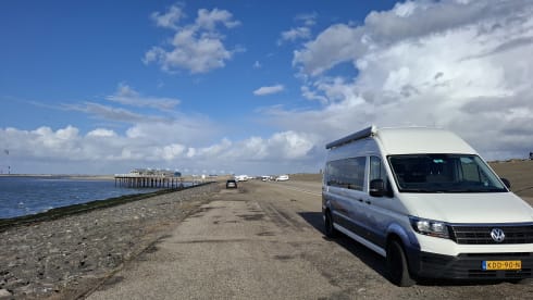 4p VW Crafter offgrid bus uit 2026 met lengtebed, daktent en fietsendrager