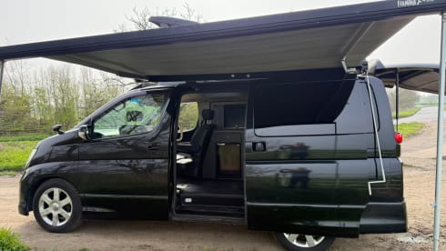 Essie the Elgrand – Camper Nissan a 4 posti letto del 2007