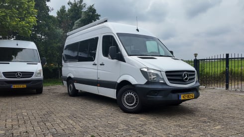 2p Mercedes-Benz campervan uit 2016