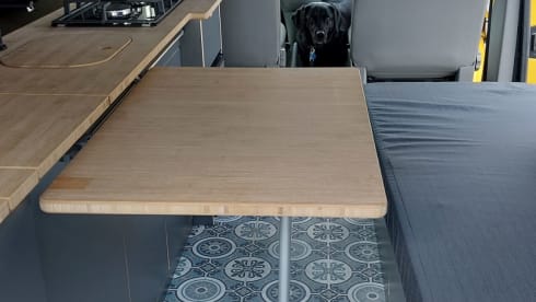 Het gele geluk 💛 – VW T5 yellow bus with modern interior
