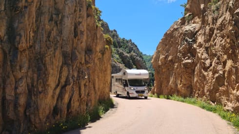 Sunlight A72 – Ideal spacious and neat alcove family camper.