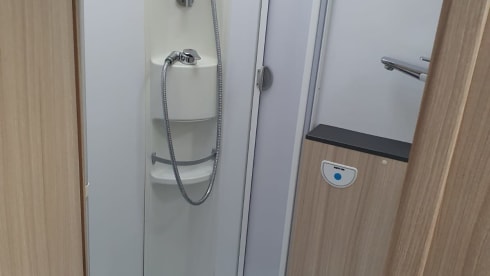 Enjoy our compact, young and luxurious camper (2021)