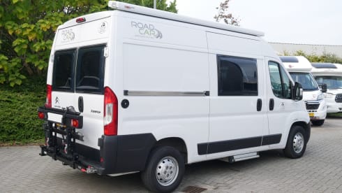 Carado 5.40 meter Buscamper, 2 sleeping - 4 seats.