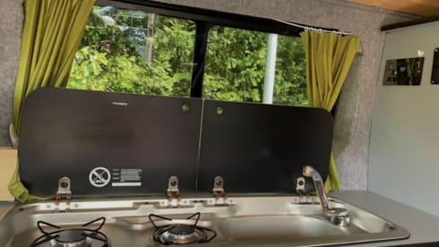 Gino D'Campo – Meet Gino D'Campo, a cosy 2 berth Vauxhall Vivaro Campervan from 2006