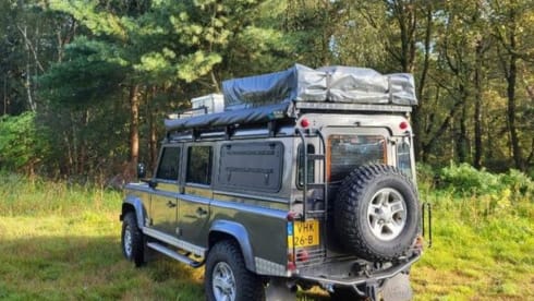 2.5p Landrover Defender 4x4 expedition car 