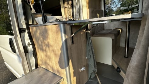 Bowie – Attractive, luxurious, off-grid campervan (incl. all-risk insurance)