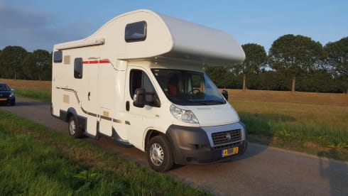 Luxurious spacious 6 person family camper with air conditioning (2x), garage and inventory.
