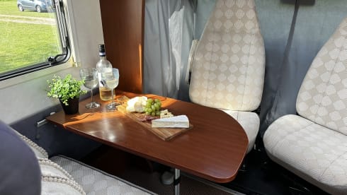 June – Super cozy and complete 2p camper! 