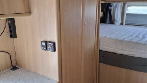 Met nieuwe navigatie, garage, airco en fietsendrager  – Comfortable family camper: see last minute August