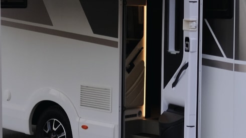 4 person luxury motorhome Fiat semi-integrated 