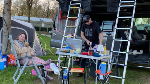 Rooftop party Van  – Happy 4 person Volkswagen party Van.