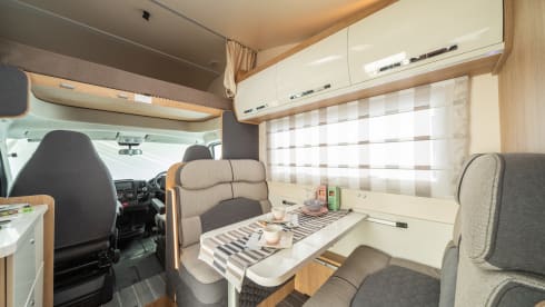 TREFFEN SIE WALLY - UNSER 2022 ROLLER TEAM 746 6 PLATZ, 6 GÜRTEL FAMILIENFREUNDLICHER VAN