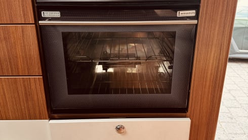 4p Adria Matrix hef- en lengtebedden – Luxurious, fresh camper with plenty of space!